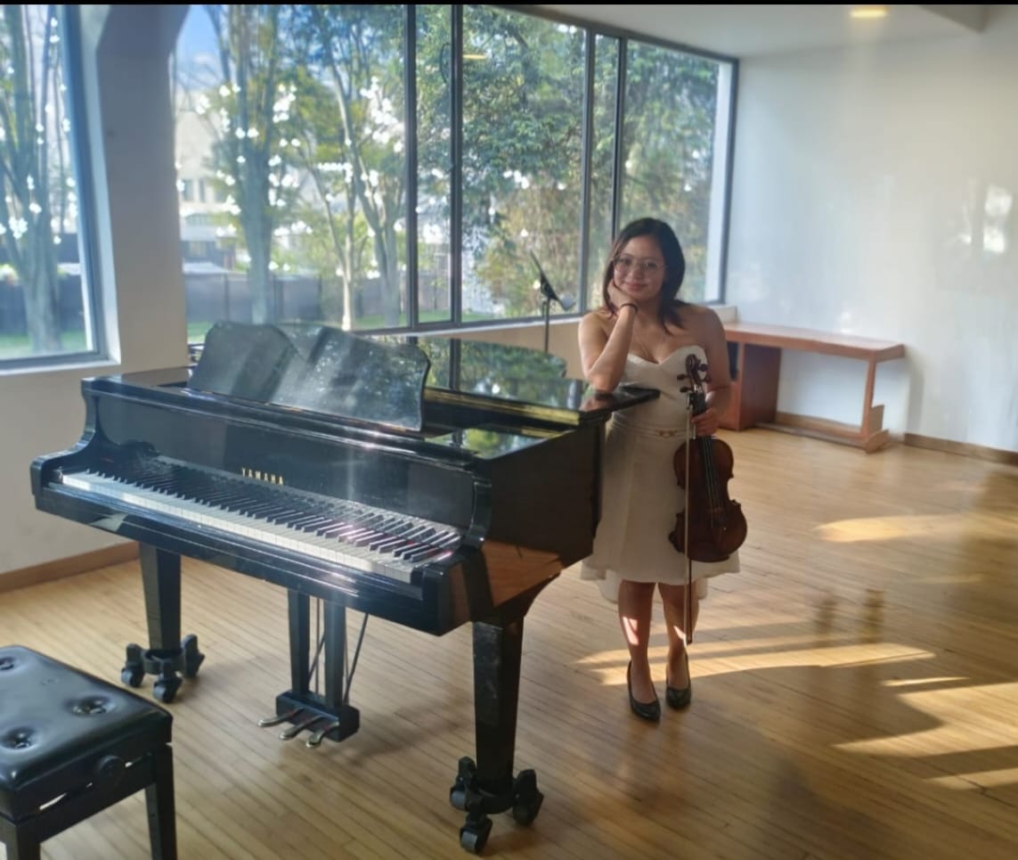 Patricia performing violin